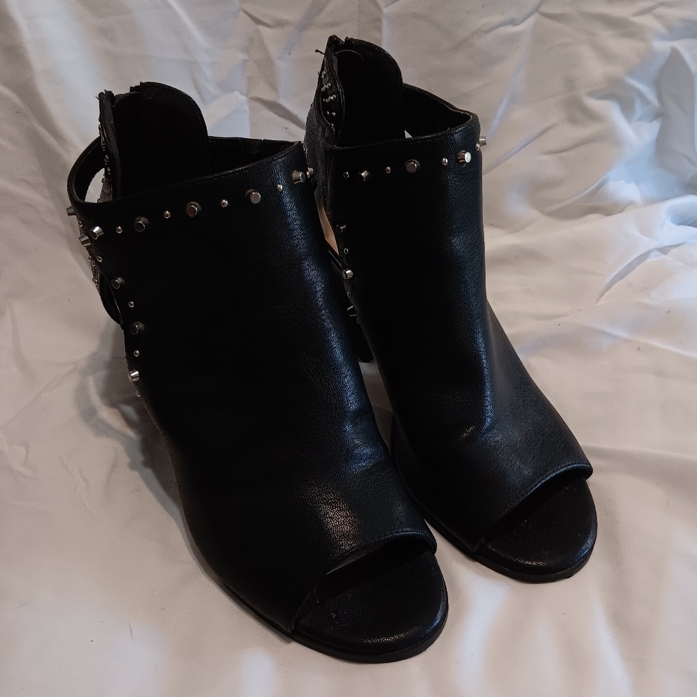 🐦‍🔥Fergie leather studded heeled ankle boot black 8
